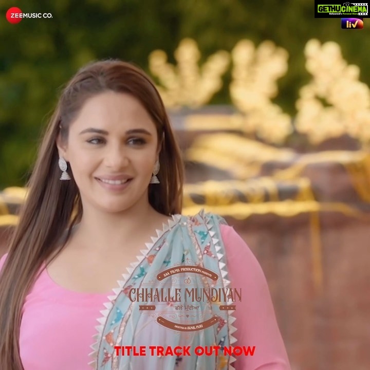 Mandy Takhar Instagram - Pyaar ch kade eddar kade odar, par jad challe ya mundiyan angoothi ch pe jaan sab theek ho janda!! #ChhaleMundiyaan's fun crazy mad TITLE TRACK OUT NOW! #ChhalleMundiyan full film streaming NOW on @SonyLivIndia @ammyvirk @mandy.takhar @kulwinderbilla @karamjitanmol @kour.sonia @thesachinahuja #SanjeevAnand #NachchatarGill #SunilPuri #GuramritpalSingh #GurjitPalSingh @zeemusiccompany @sonylivindia