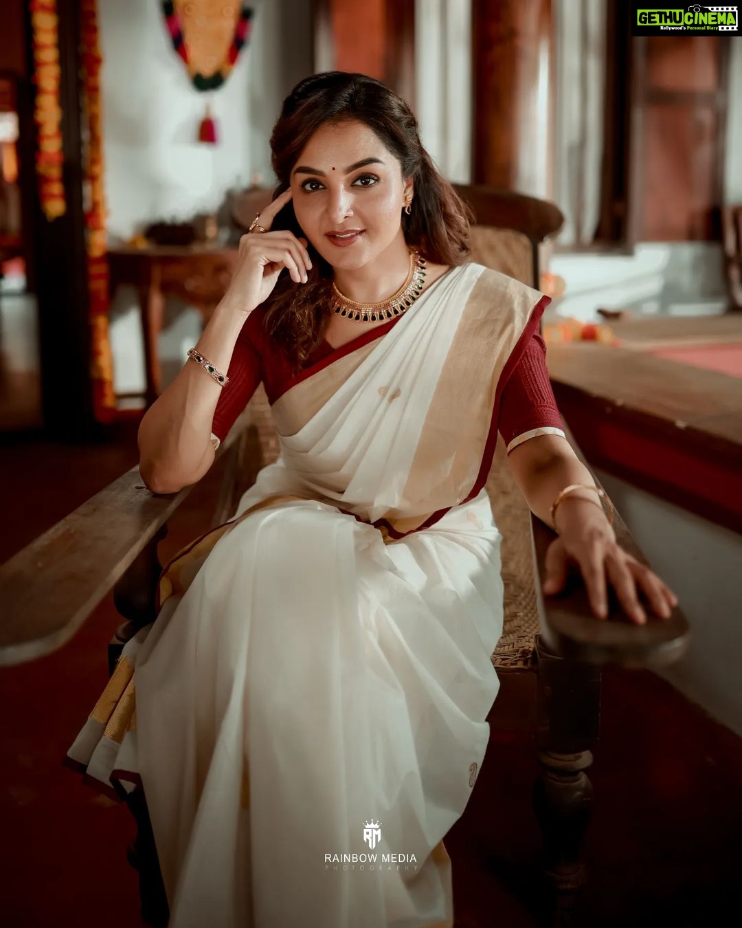 Manju Warrier Instagram - Happy Onam ❤️ 📸 @rainbowmedia_photography @sajithandsujith @sameerasaneesh