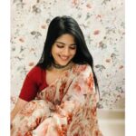 Megha Akash Instagram - Wherever life plants you, Bloom with grace 🌺 #floral #sareelove #iphonephotography