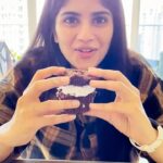 Megha Akash Instagram - That was fun and delicious! Order some cupcakes to try this yourself, and follow CakeZone for more content like this ♥️ #MeghaAkash #CupcakeFun #KeepItSweet #SweetTreats #CakesOfInsta #OnlineDelivery