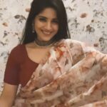 Megha Akash Instagram – Felt a little filmy.. hair flips and all ♥️🙈 
#alaipayuthey❤️ #saree #justforfun