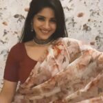 Megha Akash Instagram – Felt a little filmy.. hair flips and all ♥️🙈 
#alaipayuthey❤️ #saree #justforfun