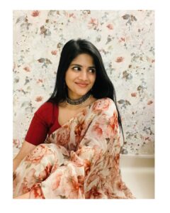 Megha Akash Instagram - Wherever life plants you, Bloom with grace 🌺 #floral #sareelove #iphonephotography