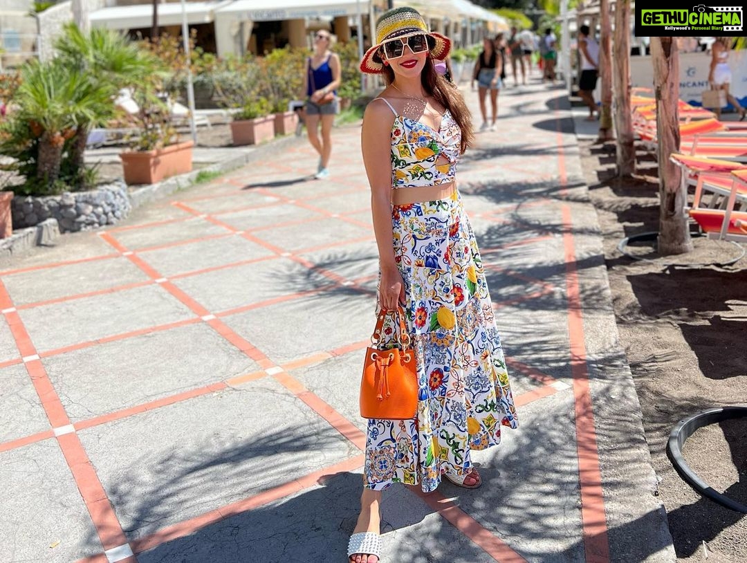 Mehrene Kaur Pirzada Instagram - Beautiful world 💜💫 Positano, Costa D'amalfi, Italy