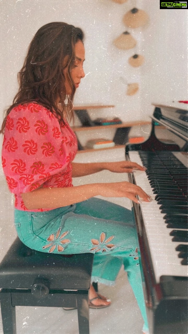 Mira Rajput Instagram - Somewhere over the 🌈 Back to playing the piano and getting the hang of it. I learnt this off a YouTube tutorial but I realise I prefer reading music than watching it being played! Every evening once the kids are asleep and I’m done with the day, I’ve been practising.. I think I’ve found my spot. #pianocover #pianomusic #reelsindia