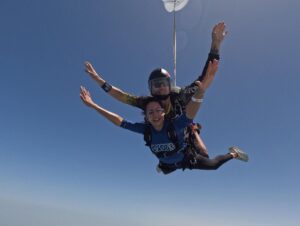 Mira Rajput Instagram - Zindagi na milegi dobara! Ticked this one off my bucket list! Yesssssss 🪂