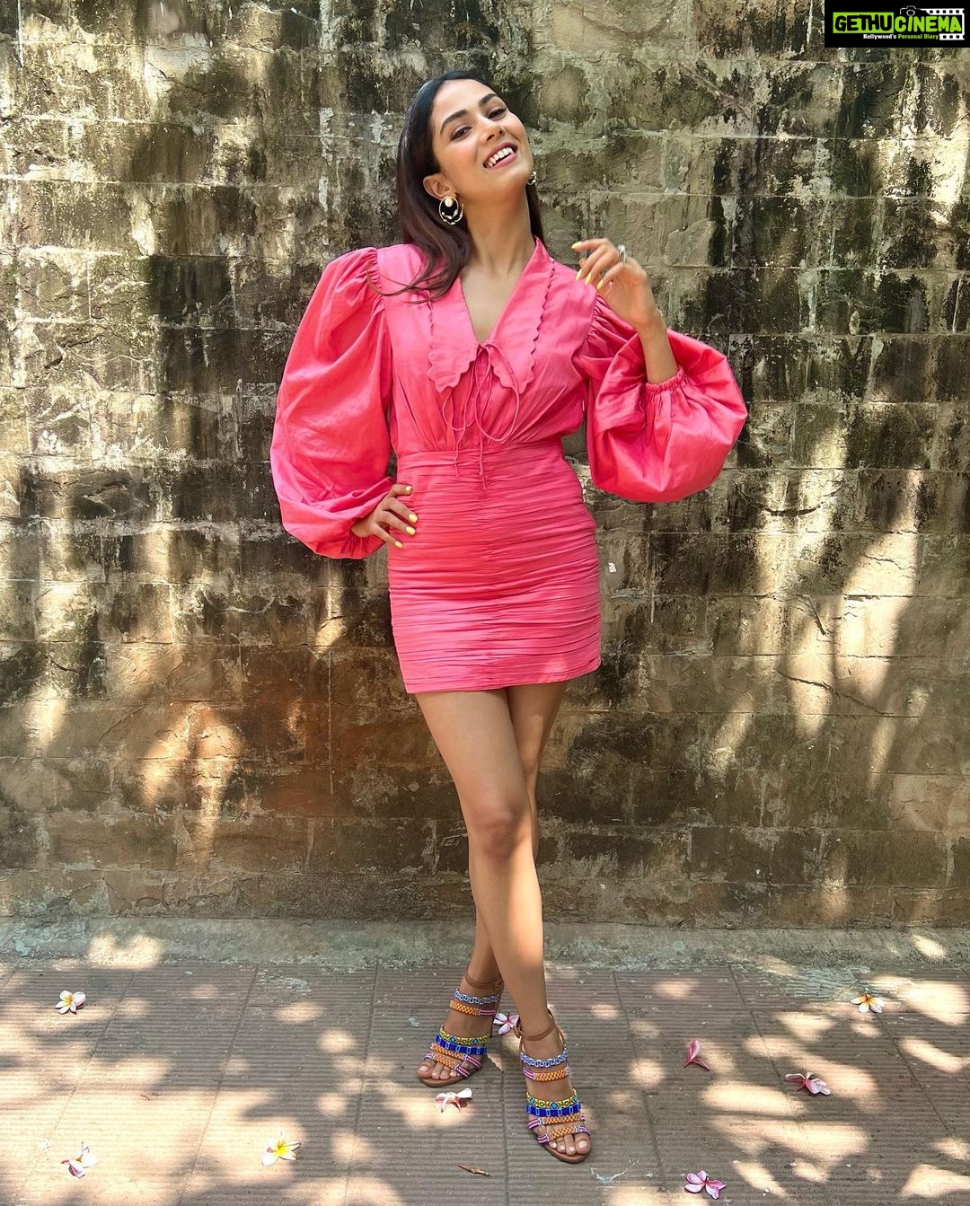 Mira Rajput Instagram - In the pink of ______ ? 🌸 #staytuned