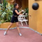 Mira Rajput Instagram – Smashing those Monday blues 👊🏻

feat. @athletifreak / my all time fav @nike metcons and some deathly training that I love @coachapoorv 

.
.
.
.
.
.
#fitnessmotivation #mondaymotivation #fitreels #trainhard