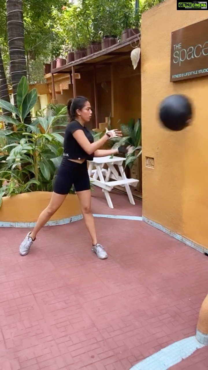 Mira Rajput Instagram - Smashing those Monday blues ππ» feat. @athletifreak / my all time fav @nike metcons and some deathly training that I love @coachapoorv . . . . . . #fitnessmotivation #mondaymotivation #fitreels #trainhard
