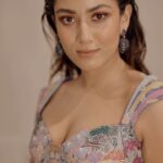Mira Rajput Instagram - Orange is the new black 🍊 #orangeisthenewblack #eyecandy . . . . . . . . #orangeeyeshadow #makeupreels #reelsindia #orangeliner #dewymakeup #glow