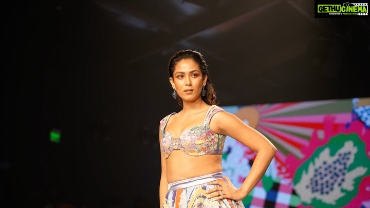 Mira Rajput Instagram - Sashaying down the ramp in my gorgeous @aisharaoofficial lehenga! Loved the entire DIVERGENCE collection. @lakmefashionwk @fdciofficial #collab Makeup and Hair: @danielcbauer Stylist: @gopalikavirmani Jewellery: @renuoberoiluxuryjewellery