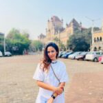 Mira Rajput Instagram - ‘Went to town’ #DelhiGirlInMumbai Kala Ghoda reminds me so much of Khan Market in Delhi; winding streets, quirky boutiques, some over-hyped eateries and parking attendants waiting to give you the receipt before you’ve even left. It’s a trek for me, but going to town reminds me so much of Delhi ❤️ for me it’s Dilli meri jaan. Kala Ghoda, Fort