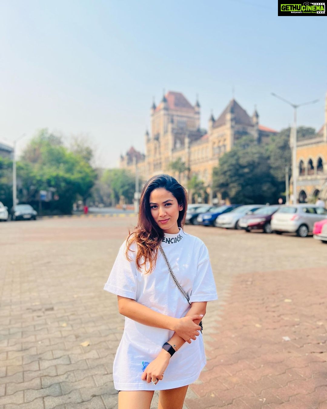 Mira Rajput Instagram - ‘Went to town’ #DelhiGirlInMumbai Kala Ghoda reminds me so much of Khan Market in Delhi; winding streets, quirky boutiques, some over-hyped eateries and parking attendants waiting to give you the receipt before you’ve even left. It’s a trek for me, but going to town reminds me so much of Delhi ❤️ for me it’s Dilli meri jaan. Kala Ghoda, Fort