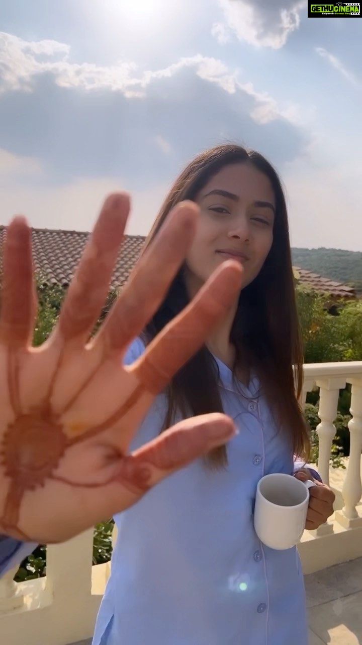 Mira Rajput Instagram - What I really feel like at a destination wedding… From PJs.. to PJs! Back to back events and some coffee! Did you really think it was going to be a drab to glam look 🤪 . . . . . . . . . #reelsindia #weddingreels #destinationwedding #mehendi #reelitfeelit #reelkarofeelkaro