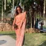 Mira Rajput Instagram – When you think it’s a photo but it’s a video 😶 Trust the sister to do this 

@noor.wadhwani 
.
.
.
.
.
.
.
#candid #weddingoutfits #shaadiseason #reelkarofeelkaro