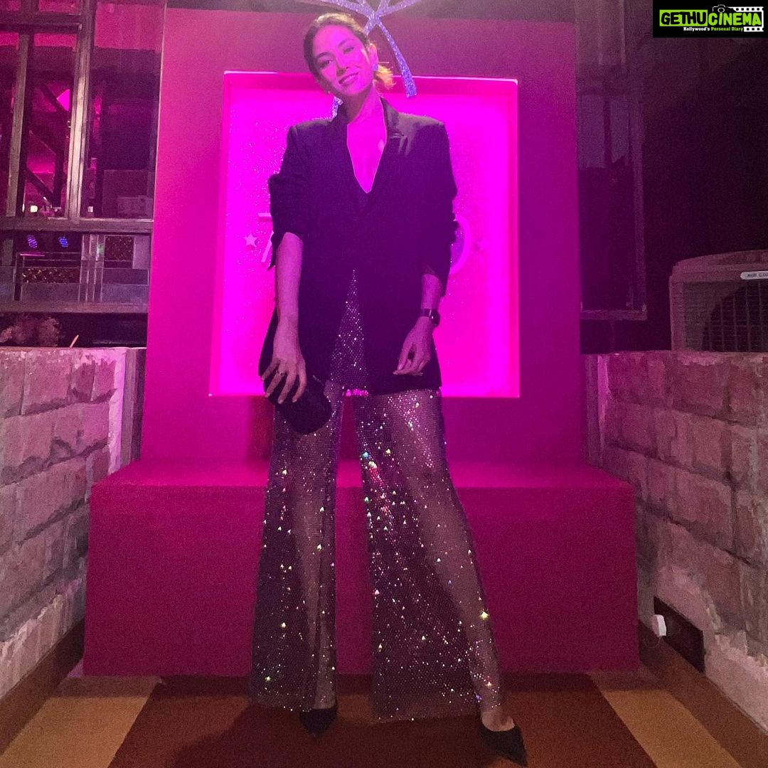 Mira Rajput Instagram - Wear the pants but make it sexy 💋