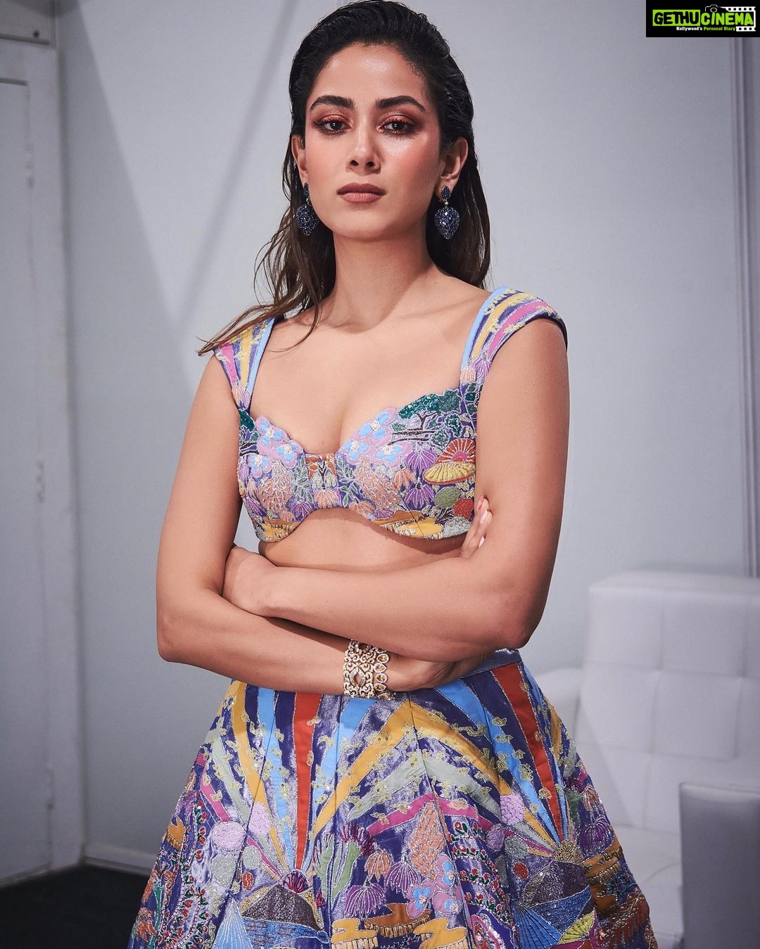 Mira Rajput Instagram - Rooted & traditional but with a splash of fun is true millennial style brought to life beautifully by Aisha Rao in her exquisite collection - DIVERGENCE. @aisharaoofficial @lakmefashionwk @fdciofficial #collab Makeup and Hair: @danielcbauer Stylist: @gopalikavirmani Jewellery: @renuoberoiluxuryjewellery Photography: @vishal.chabbra