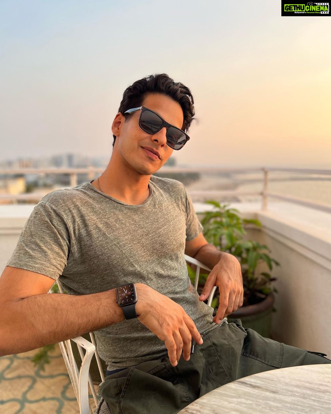 Mira Rajput Instagram - ☀️- day giggles feat. #theguywiththegoodlight @ishaankhatter