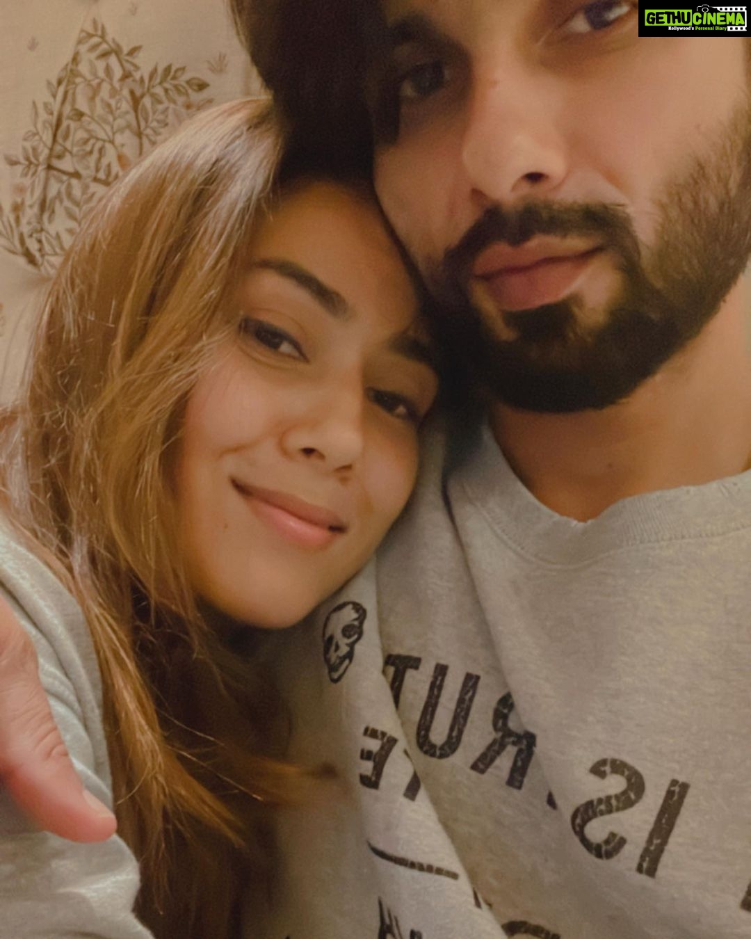 Mira Rajput Instagram - Itβs going to be a great one because Mr K agreed to a photo π
Happy New Year everyone β€οΈ For the first time Iβm comfy as hell on NYE. Pyjamas, fuzzy socks, and bear to love π― π Can we do this every year?