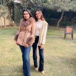 Mira Rajput Instagram - Christmas with the Kumars🎄❤️🎅🏼 @sejalkkumar @arjunraj22 Trust us to be twinning 👯‍♀️