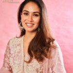 Mira Rajput Instagram - Ayurveda is the power of Indian knowledge and tradition pulsating through our body everyday. The power of nature, nutrition and balance. Thank you @ministryofculturegoi for recognising my contribution towards Ayurveda as a part of the #azadikaamritmahotsav celebrations 🇮🇳 And the warmest thank you to each one of you that appreciated my effort to shine light on Ayurveda and watched the bits of content I put out. It means so much to me that my endeavour to make Ayurveda relatable enough to find its way into our modern lives today has found acceptance and appreciation. As we complete a glorious 75 years of Independence, may we cherish the freedom that comes with good health and well-being. Jai Hind 🇮🇳