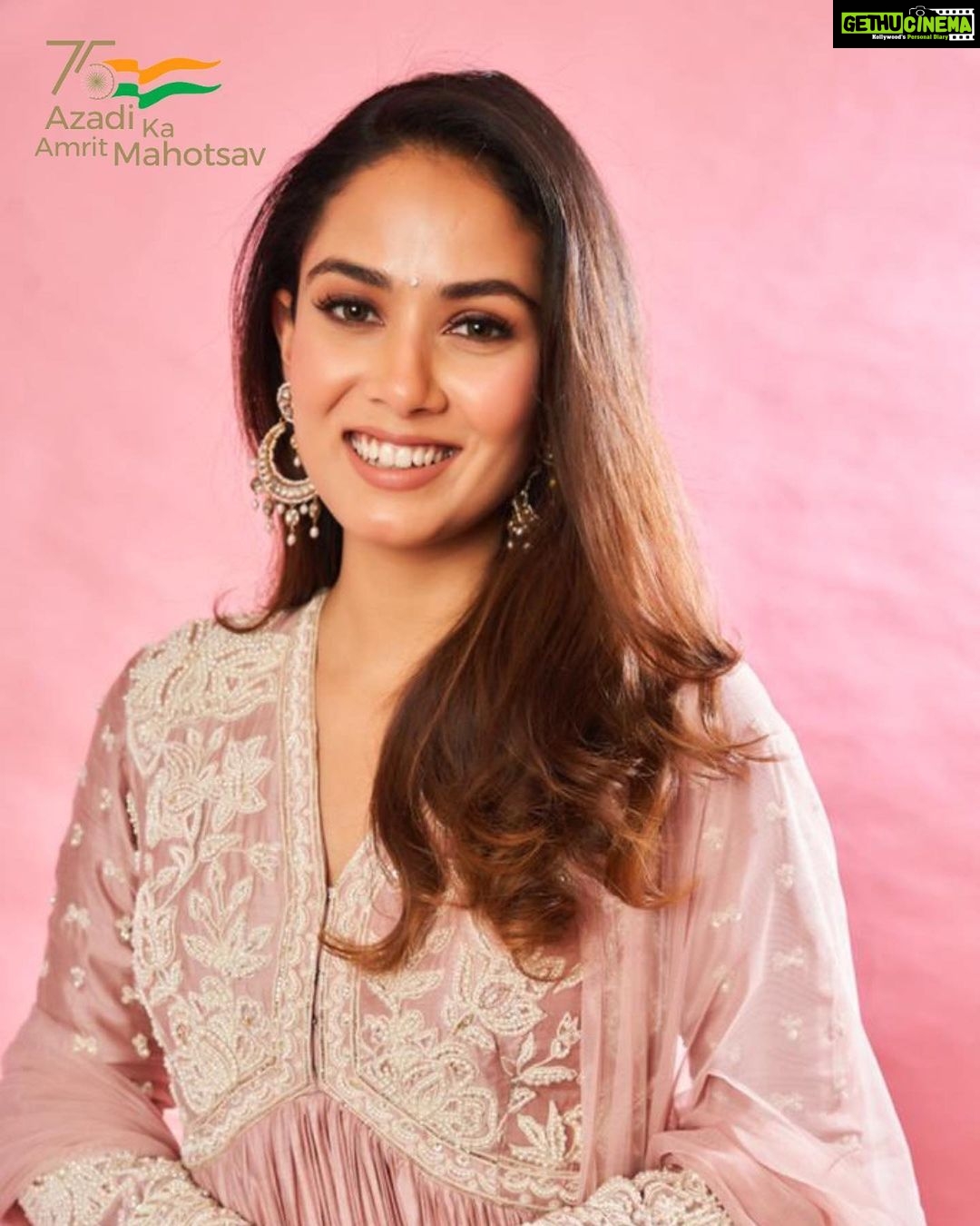 Mira Rajput Instagram - Ayurveda is the power of Indian knowledge and tradition pulsating through our body everyday. The power of nature, nutrition and balance. Thank you @ministryofculturegoi for recognising my contribution towards Ayurveda as a part of the #azadikaamritmahotsav celebrations ๐ฎ๐ณ And the warmest thank you to each one of you that appreciated my effort to shine light on Ayurveda and watched the bits of content I put out. It means so much to me that my endeavour to make Ayurveda relatable enough to find its way into our modern lives today has found acceptance and appreciation. As we complete a glorious 75 years of Independence, may we cherish the freedom that comes with good health and well-being. Jai Hind ๐ฎ๐ณ