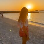 Mira Rajput Instagram - Don’t we all love sunsets? 🌅 #justlikethat ☀️👆🏻 . . . . . . . . #sunset #sunsetvibes #dubai #taptap #beachlife #beachvibes #reelkarofeelkaro #reelitfeelit
