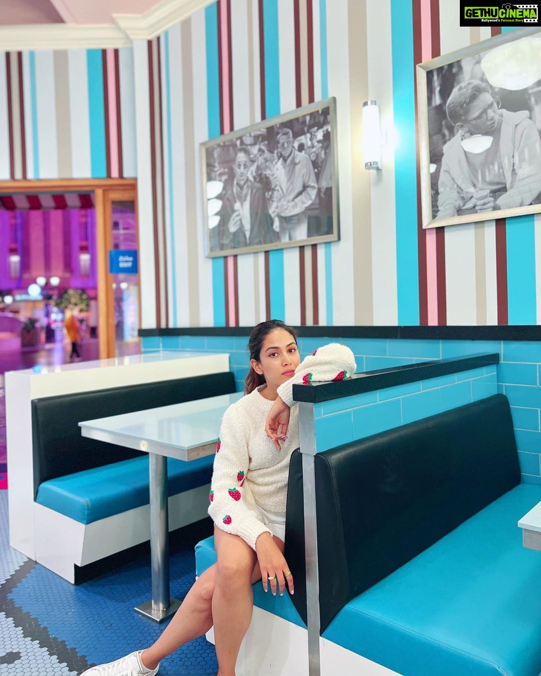 Mira Rajput Instagram - What’s the scoop?🍦 Warner Bros. World Abu Dhabi AUH