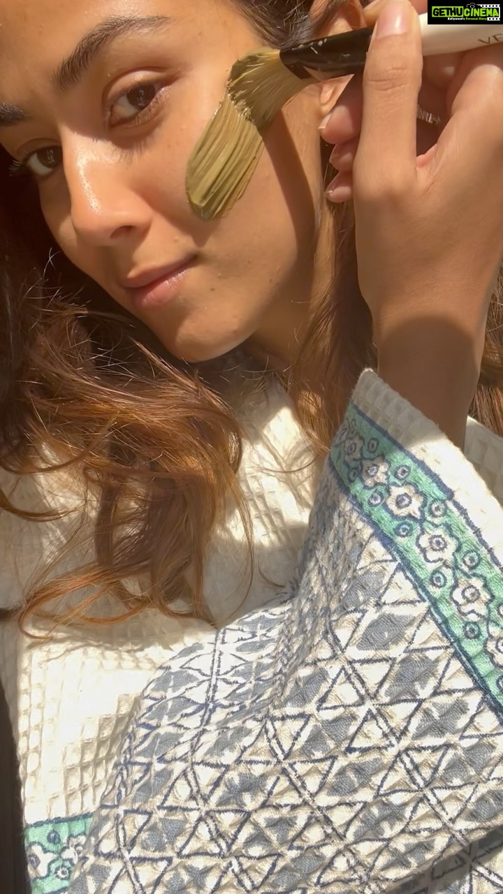 Mira Rajput Instagram - If only we could just skip to the good part 🧖🏼♀️ With winter setting in and the dryness it brings, I wanted to hydrate my parched skin. Now we tend to pick heavier moisturisers, serums or switch to face oils in the winter but with prolonged usage of a mask, the skin can get congested (at least mine does). I would’ve gone the DIY way but I just didn’t have the time. So I used one of my favourite face masks from @purearth which is a mitti clay mask with a base of honey. Smells slightly off and my kids have a good laugh (guess who gave them the idea that it’s 💩) but it unclogs without stripping the skin and on the contrary leaves it bouncy and plump. Great skin in 1..2..3.. I’m looking for a great day cream which does the same- Hydrates without clogging. Leave your suggestions below 💋 . . . . . . #gettheglow #skincare #skincareroutine #skincareindia #skincarevideo #cleanbeauty #barebeauty #facemask #maskup