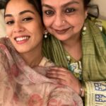 Mira Rajput Instagram - Rasode mein kaun tha? You can bet neither of us 🤪 Bring on the chai and chikki ☕️ #paramparaseries