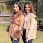 Mira Rajput Instagram - Christmas with the Kumars🎄❤️🎅🏼 @sejalkkumar @arjunraj22 Trust us to be twinning 👯‍♀️