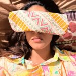 Mira Rajput Instagram - I had a migraine a few days ago thanks to training mid-day. I’ve noticed when I train in the peak sun (regardless of season) I’m down with an annoying headache that sets in not a minute later after I’ve stepped out of the shower. Despite hydration and stable sugar levels, it’s annoying how it kicks my day out of whack. Maybe it’s the Pitta-aggravation that is to blame - Mid-day is the Pitta time of day and that probably aggravates the Pitta dosha in my body. One of the hacks I’ve figured is this Channa-Sek. It’s essentially Kaala Channa (Black chickpeas) toasted on the tava wrapped up in a cloth napkin. Nicely warm, once placed on the eyes gives enormous relief. The channa easily fall into the crevices of the eye region ( like those tiny marbles in eye pillows) and can be reused and re-toasted several times. Now I’m not sure whether it’s the gentle pressure on the eyes, or the warmth (strange because Pitta aggravation seeks cooling) or some funny kind of placebo effect that I’ve fallen prey to, but it works every time. Have any of you tried this before? And more importantly do you know why it works?! I’ve researched the hell out of the internet and before I need it again due to a blue-light induced migraine, hoping to get some insight from you all 🥸 #ayurvedajunkie #ayurvedalifestyle #homeremedies