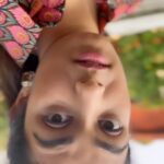 Mira Rajput Instagram - Turn that frown upside down! Two most common moods with the one behind the 🎥 guess who! So show me yours 🤪 #upsidedownchallenge #moodswingchallenge *Low-key obsessed with @diljitdosanjh ‘s new album* . . . . . . . . #reelitfeelit #reelkarofeelkaro #upsidedown #happymorning