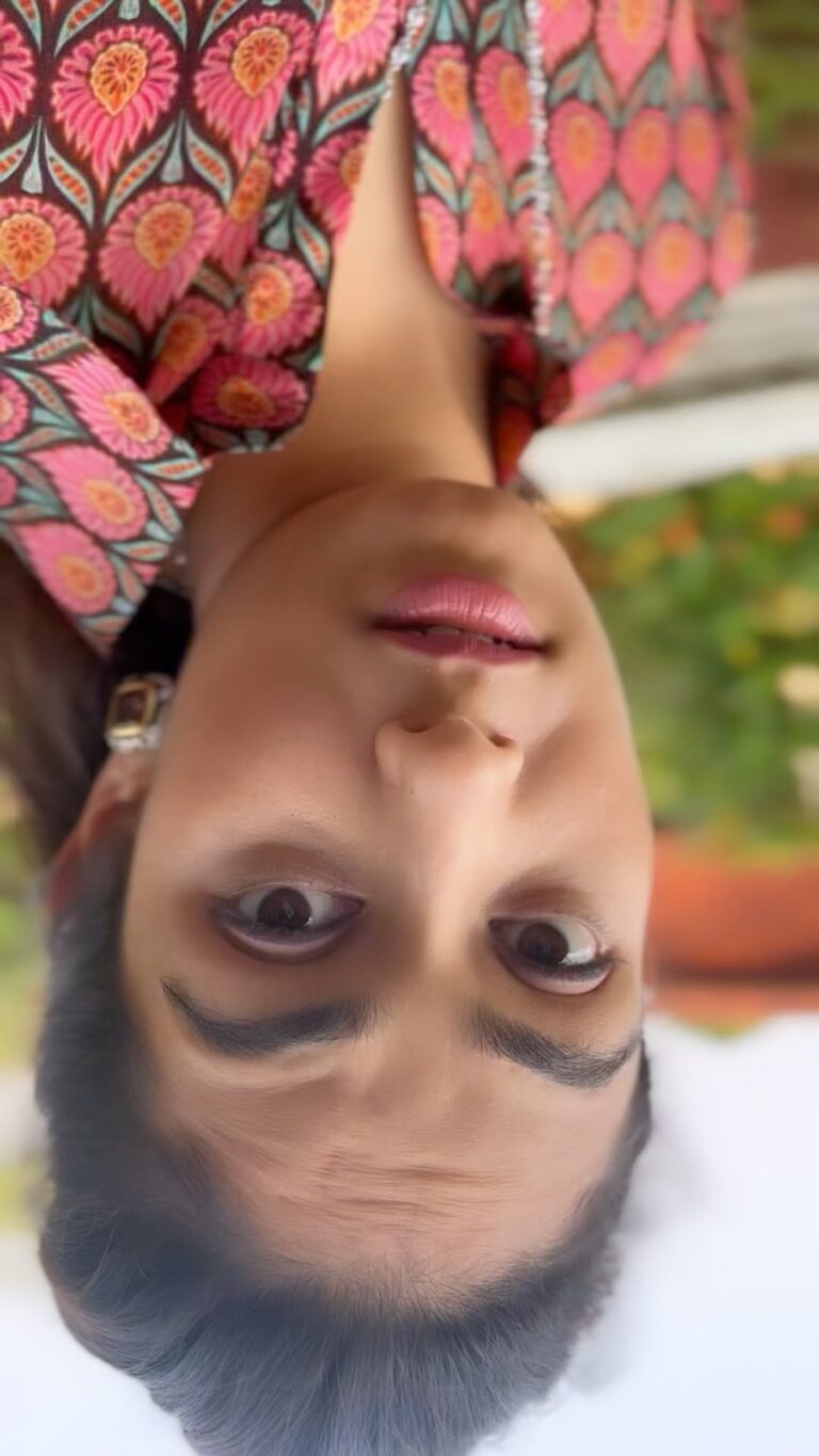 Mira Rajput Instagram - Turn that frown upside down! Two most common moods with the one behind the 🎥 guess who! So show me yours 🤪 #upsidedownchallenge #moodswingchallenge *Low-key obsessed with @diljitdosanjh ‘s new album* . . . . . . . . #reelitfeelit #reelkarofeelkaro #upsidedown #happymorning