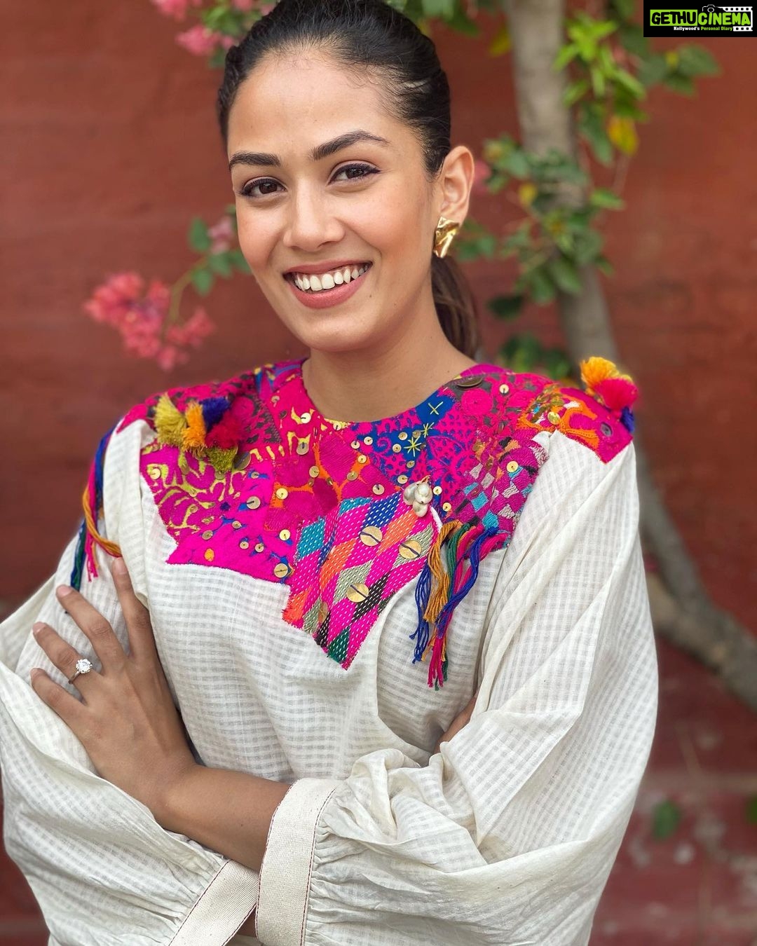 Mira Rajput Instagram - Ayurveda is the science of life. It is a way of life. My way of life. It’s not just Amla, Neem and Ashwagandha or churans, rasas and lepas. It is Prakriti (individual constitution you were born with), Vikruti (current state of balance or disbalance), our journey through different stages of life Bala, Madhya and Jirna, and Ritu (season). It is the process of “knowing thyself” and the continuous evolution of the self. Ayurveda is the ultimate exercise of self-realisation. Interestingly at the ‘heart’ of Ayurveda is Digestion. It isn’t just what the body (sharir) feeds on, but what the mind (satwa), the senses (indriya) and the spirit (atma) digest too. It is as much about internal balance, as it is about harmony with nature and being in-tune with it; the movement of the sun, seasons, the quality of the wind, the virya (inherent quality) of the produce and the way the body responds to it. Let’s celebrate Ayurveda Day by making it a part of our life. For it is essentially, understanding who we are and caring for the body not with fear but with kindness and knowledge. The wisdom of our Indian heritage deserves our respect for it is still relevant more than 3,000 years later. Eat with your heart, digest with your soul and heal through the gut. For all of you celebrating Dhanteras, wish you all health & wellness, for Health is Wealth. Happy Ayurveda Day 🌹 Forever grateful to my mentor, guide and teacher Dr Uppoor @sudhindrauppoor #ayurveda #ayurvedalifestyle #ayurvedaday