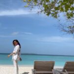 Mira Rajput Instagram - Just pull it together A shirt that I’ve worn countless times through all my sizes and the pants I bought on honeymoon that never again fit till this gorgeous day on the beach.(And an overpriced bikini I deeply regret) I’m going on a shopping-stall (and NOT a haul) till I haven’t gone through my wardrobe well. It’s so much more fun 🤩 share your #shoppingstall outfits with me. #lookatthebrightside #givemethesun #justpullittogether . . . . . . . . #beachlife #holidaymood #fashion #consciousfashion
