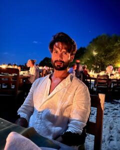 Mira Rajput Instagram - Each night the Moon kisses secretly the Lover who counts the stars #Rumi 🌕 #fullmoon with the love of my life