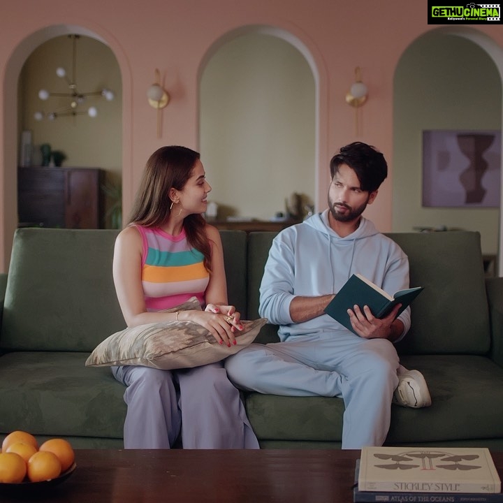 Mira Rajput Instagram - #Partnership Listening to every command I give is a smart thing to do for @shahidkapoor, just like the 'one' who is all ears ππ Are you ready for something even smarter coming soon? Stay tuned! @oneplus_india
