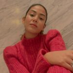 Mira Rajput Instagram - When you leave a girl alone in great light #vanitydiaries #whodoesntloveselfies