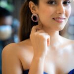 Mira Rajput Instagram – Nothing makes a girl happier than an evening full of enchanting sparkle ✨
Thank you @tanishqjewellery for spoiling me for choice at the launch of #StunningEveryEar collection. 

With over 1200 designs, Tanishq’s #StunningEveryEar is the ultimate ode to earrings! They have a pair for every mood, every occasion, and every personality. No matter which one you pick, they all leave you feeling so stunning ✨. 

Check it out on www.tanishq.co.in or visit your nearest store

.
.
.
.
#ad