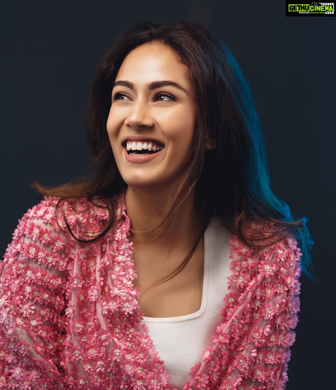 Mira Rajput Instagram - You just have to make Monday happen. It is going to happen 🤩 #fetch