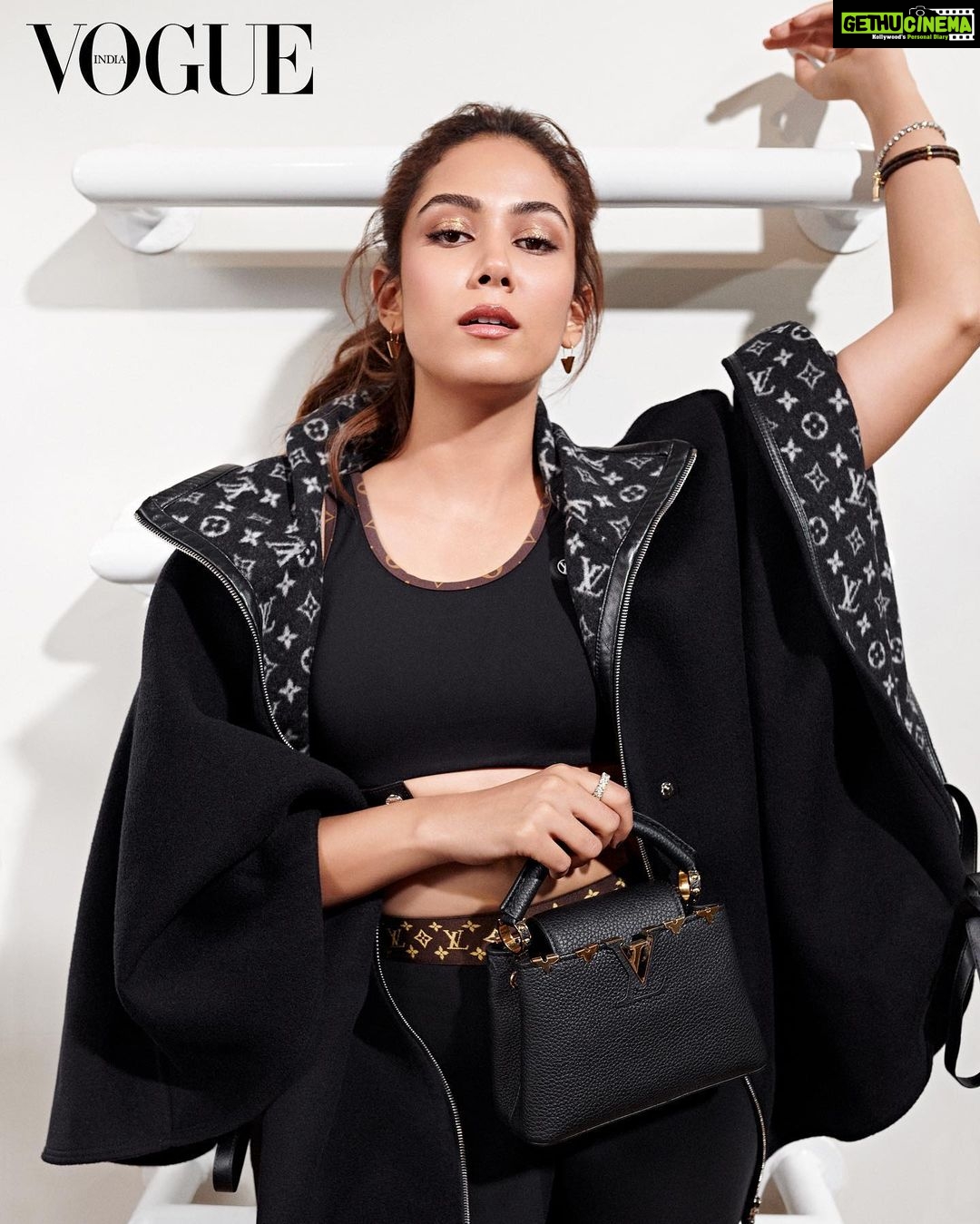 Mira Rajput Instagram - See you at the bar @louisvuitton @vogueindia @mira.kapoor #LVCapucines #LouisVuitton Photographed by The House of Pixels (@thehouseofpixels) Styled by Priyanka Kapadia (@priyankarkapadia) Hair and Makeup: Nishi Singh (@nishisingh_muah) Styling assistant: Naheed Driver (@naheedee) Production: Divya Jagwani (@divyajagwani) Visual Editor: Jay Modi (@jaymodi2)