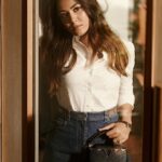 Mira Rajput Instagram - I like to keep it short ✌🏻 @louisvuitton @vogueindia #LVCapucines #LouisVuitton Photographed by The House of Pixels (@thehouseofpixels) Styled by Priyanka Kapadia (@priyankarkapadia) Hair and Makeup: Nishi Singh (@nishisingh_muah) Styling assistant: Naheed Driver (@naheedee) Production: Divya Jagwani (@divyajagwani) Visual Editor: Jay Modi (@jaymodi2)