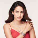 Mira Rajput Instagram – Love the new collection #BeYou & #LayeredYou by the luxury designer jewellery brand @narayanjewels by @ketan.chokshi & @jatin_chokshi! I shopped my favourites from their newly launched online store 💎

I love that it’s so easy to wear, its light, makes you feel beautiful and you can take it from day to night & wear it almost anywhere!

Shop this new Elegance range and many more at narayanjewellers.com

#Elegance #NarayanJewellers #NarayanEstore #LayeredChains #Stackable #Bracelets #Luxury