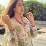 Mira Rajput Instagram - How long does your blow dry last in this humidity? Exactly 124 seconds for me. 🙋🏻‍♀️ #itsthehumidity Surviving it in this roomy Kurta from @anavila_m
