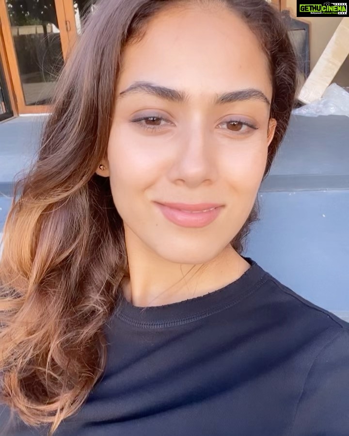 Mira Rajput Instagram - Nat-Glam 💫💁🏻♀️💄 @jonesroadbeauty @kaybykatrina @ctilburymakeup #nofilter just #goldenhour