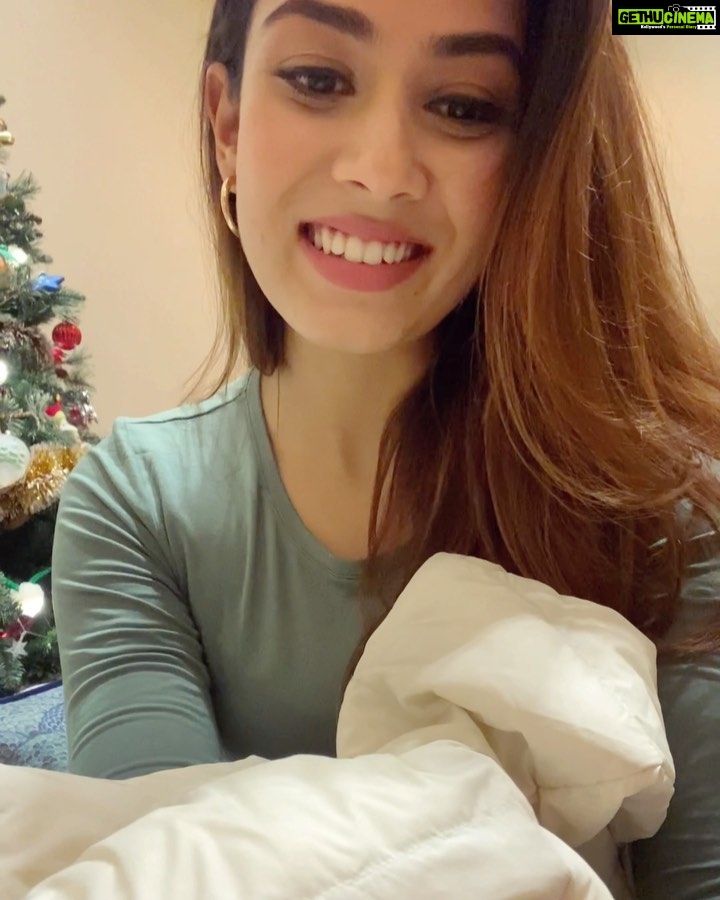 Mira Rajput Instagram - This year thanks to my HEATTECH from @uniqloin I don’t feel like a hibernating bear when winter rolls along! The chill calls for snuggles and snoozes but we’ll all regret looking like the bear once the sun is out. 🐻 It is super thin, easy to layer and ridiculously warm. Outdoors or while sitting in for online school, I always have it on to feel warm and comfortable. Super kicked to share this with you cause I’ve been hooked onto it since forever and now you guys can get your hands on it too. Head over to online.uniqlo.in to shop yours! #HEATTECH #UniqloIndia #Winter #TisTheSeason