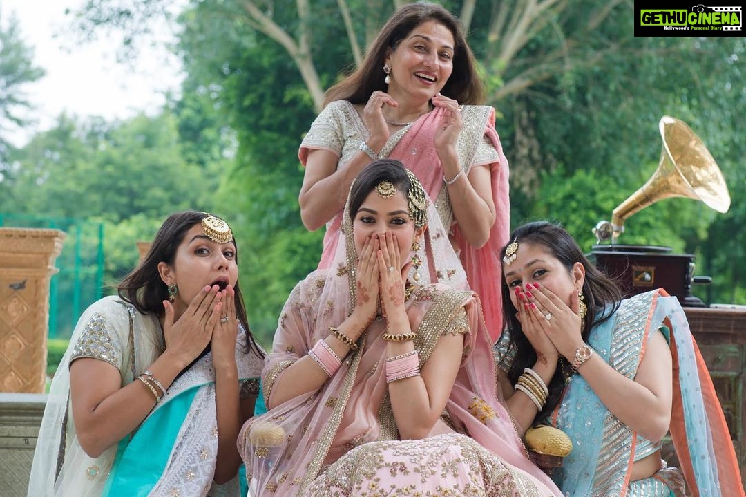Mira Rajput Instagram - 50 people before it was a rule 🤪 #loljk #gocoronago