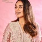 Mira Rajput Instagram - Ayurveda is the power of Indian knowledge and tradition pulsating through our body everyday. The power of nature, nutrition and balance. Thank you @ministryofculturegoi for recognising my contribution towards Ayurveda as a part of the #azadikaamritmahotsav celebrations 🇮🇳 And the warmest thank you to each one of you that appreciated my effort to shine light on Ayurveda and watched the bits of content I put out. It means so much to me that my endeavour to make Ayurveda relatable enough to find its way into our modern lives today has found acceptance and appreciation. As we complete a glorious 75 years of Independence, may we cherish the freedom that comes with good health and well-being. Jai Hind 🇮🇳
