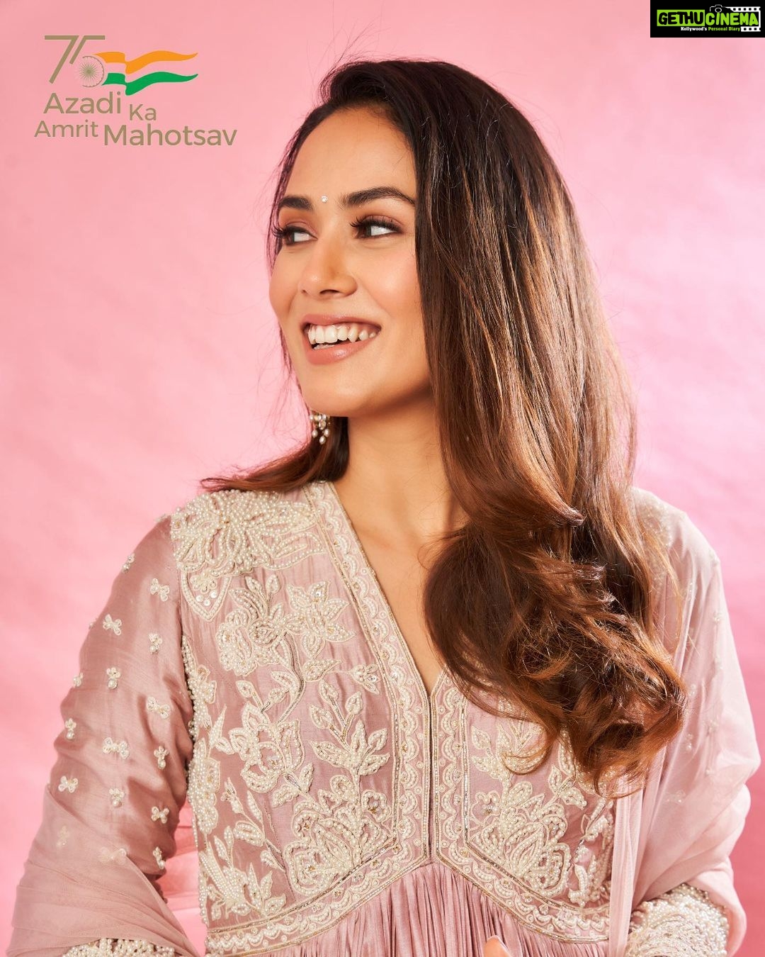 Mira Rajput Instagram - Ayurveda is the power of Indian knowledge and tradition pulsating through our body everyday. The power of nature, nutrition and balance. Thank you @ministryofculturegoi for recognising my contribution towards Ayurveda as a part of the #azadikaamritmahotsav celebrations ๐ฎ๐ณ And the warmest thank you to each one of you that appreciated my effort to shine light on Ayurveda and watched the bits of content I put out. It means so much to me that my endeavour to make Ayurveda relatable enough to find its way into our modern lives today has found acceptance and appreciation. As we complete a glorious 75 years of Independence, may we cherish the freedom that comes with good health and well-being. Jai Hind ๐ฎ๐ณ